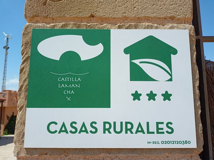 Casa Rural de Castilla-La Mancha registrada con tres estrellas verdes.